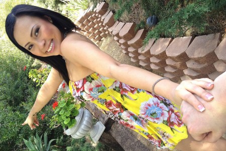 Молоденькая брюнетка с полными сиськами - Gia Lee, сосет член и ее имеют где-то в лесу