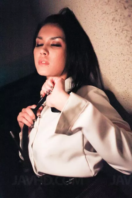 Милая азиатка Maria Ozawa снимает одежду и прыгает на похотливой игрушке