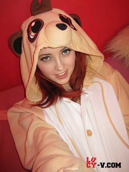 Милая рыжая девочка-подросток Lucy Vixen непрочь подразнить обнаженной грудью