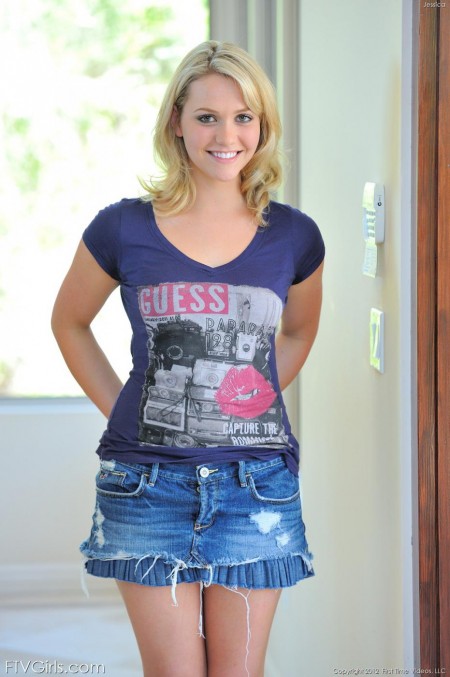 Похотливая шлюха Mia Malkova обнажает cd. грудь и изгибаясь дрочит свою письку