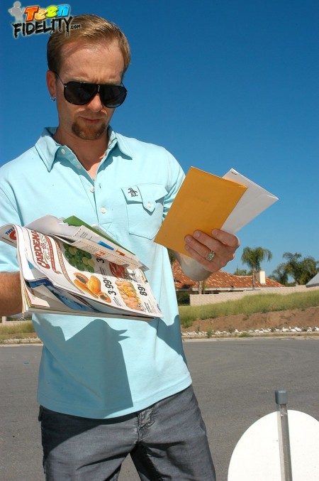 Грязная блондинка Jessi Voft любит грубый секс и сперму