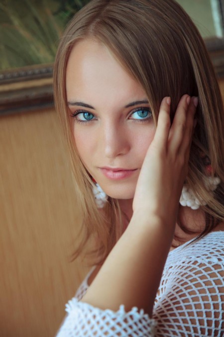 Голое тело блондинки Rachel Blau хорошо видно через сетку