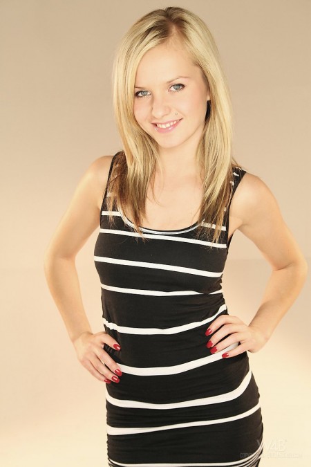 Если малышка также прелестна как блондинка Bella Anne, она просто обязана показать свое прекрасное тело