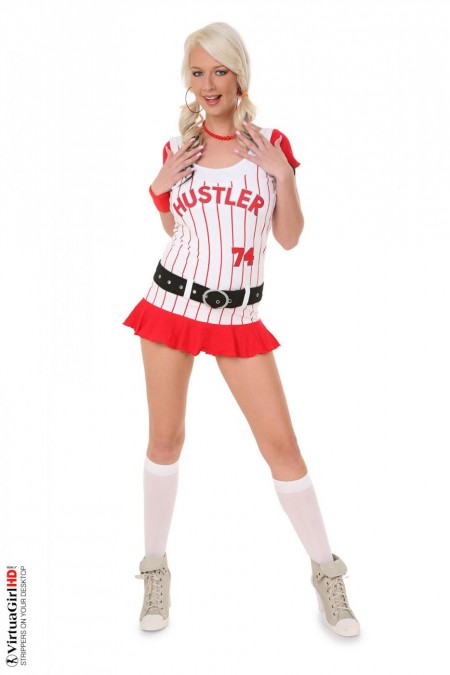 Одинокая блондинка Alice Saint - на вершине списка красоток, которые любят надеть белые сосочки