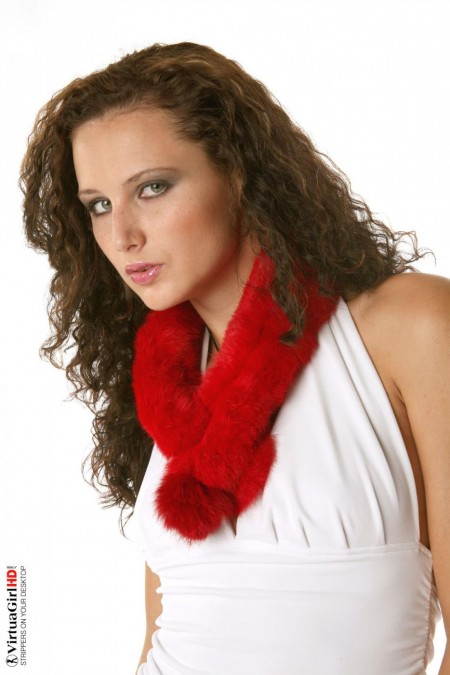 Брюнетка с маленькими сиськами Andrea Drapelova оттягивает трусы в сторону и показывает мокрую щелку письки