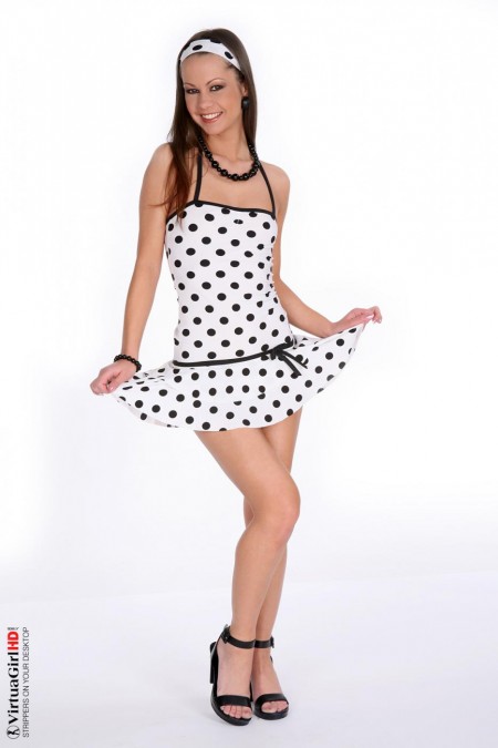 Брюнетка Angelina Crow снимает платье и начинает мастурбировать