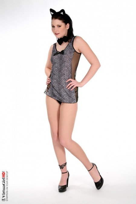 Милая брюнетка Belicia показывает маленькие сиськи и красивую бритую киску