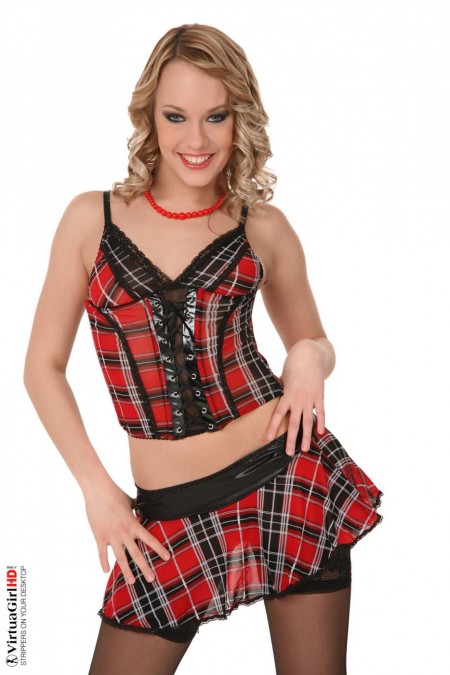 Девушка в чулках и форме Blue Angel сорвала малюсенькие трусики-танго со своей жаркой киски