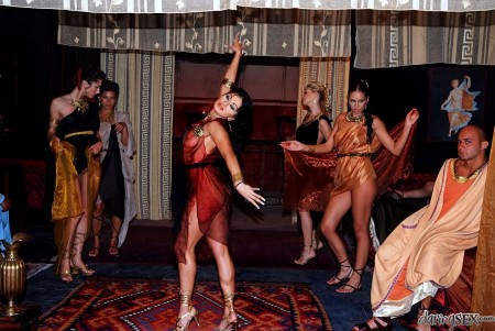 Соблазнительная Angel Dark со своей компанией веселых подружек вынесли мозг черному мужику