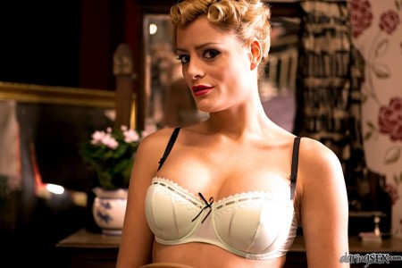 Грудастая сучка в нижнем белье Chloe Conrad поворачивается спиной к парню и наслаждается его членом в своем анале