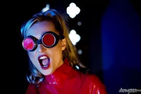 Игривая Sue Diamond трахается через разрез в латексном костюме