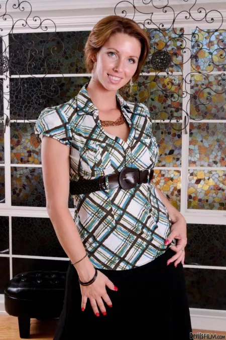 Соблазнительная кукла Destiny Porter раздевается и показывает черное кружевное белье