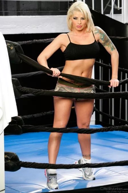 Татуированная грудастая мамочка Brooke Haven хочет показать свои навыки бокса