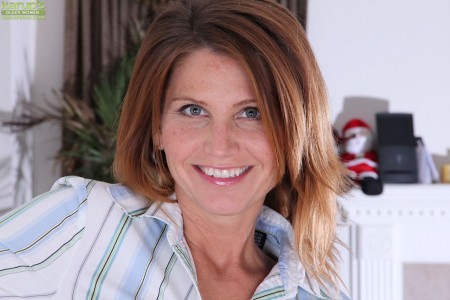 Милая мамаша Rae Rodgers готова показать свою щелку и остальные прелести