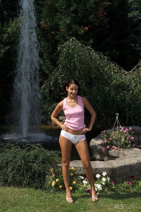 Liv Wylder и Brittany Stone показывают свои бритые киски на природе