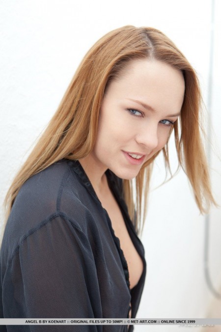 Красотка-блондинка Blue Angel показывает класное растянутое тело на природе