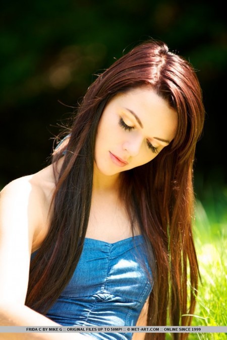 Ты полюбишь темноволосую шалунью Frida Stark за то как она позирует на солнышке