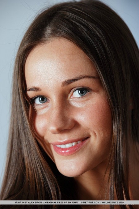 Развратная брюнетка Irina Bruni показывает обе бритые щелочки