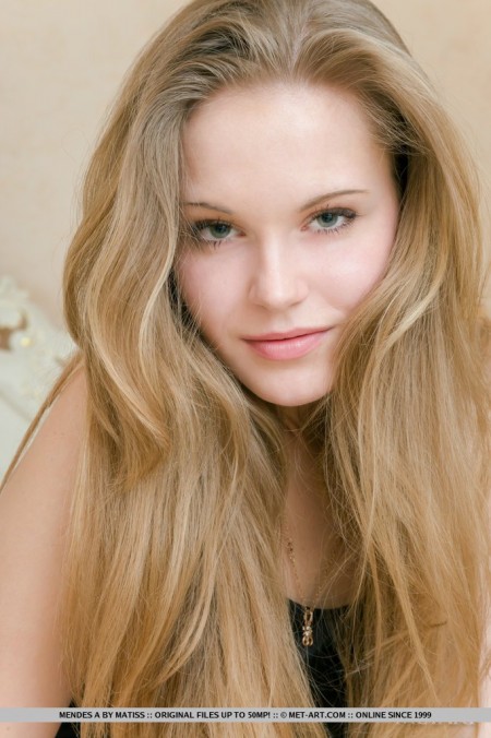 Соблазнительная блондинка Mendes A показывает каждый сантиметр своего красивого тела