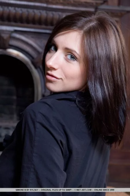 Роскошная брюнетка Simone B очень широко раздвигает ноги, показывая бритую письку