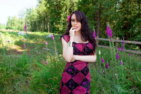 Не так уж и много грудастых девочек вроде Katie Banks, которым еще и нравится позировать на природе