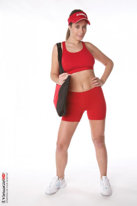 Игривая детка Elya Virtuagirl поднимает топ и трясет большой грудью