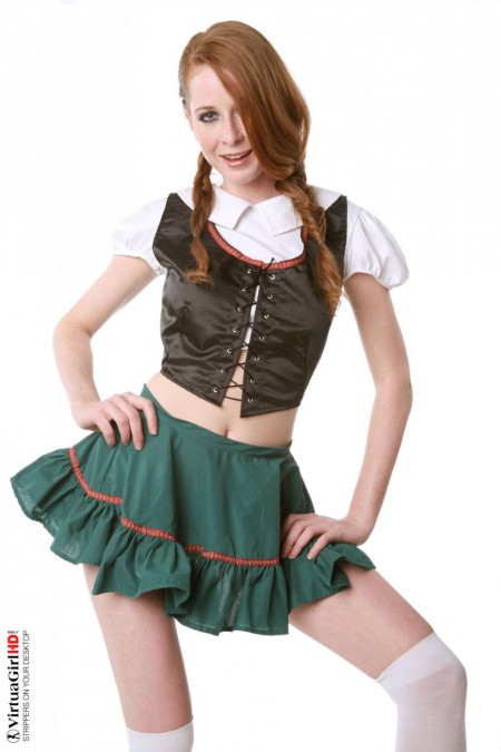 На свете немного рыжих деток вроде возбужденной Lucie T. Пришло время ей раздеться