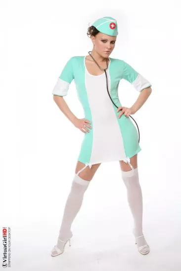 Игривая брюнетка в форме медсестры Monica Sweet демонстрирует свою наготу