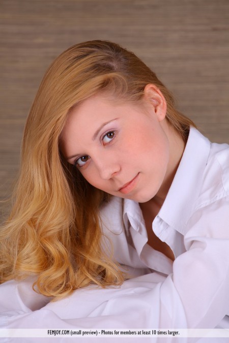 Горячая блондинка Stella D показывает большую грудь и киску между раздвинутых ножек