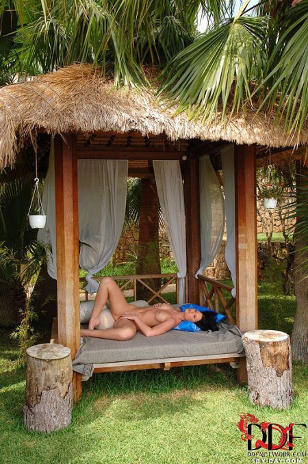 Belicia любит лето потому что может ходить голой