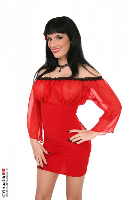 Грудастая брюнетка Rebeka Mirnoff раздвигает ножки и показывает татуировку на бритой киской