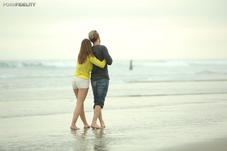 Горячая сисястая брюнетка Brooklyn Chase громко стонет, когда ее ебут в киску