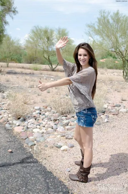 Негодная и грудастая детка Talia Shepard снимает трусики и шортики, мастурбирует в машине