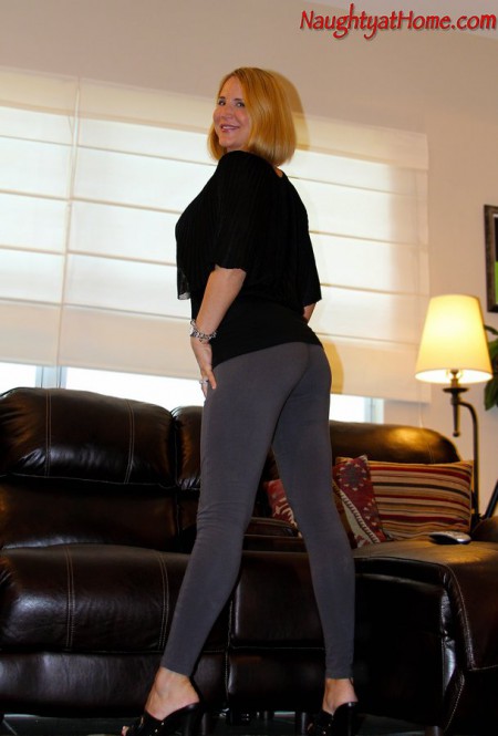 Тебе нравится мамаши? Если да, то Desirae Spencer собирается показать для тебя свое тело