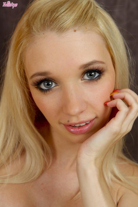 Красивая блондинка Miriama Kunkelova снимает шорты и трусики и играет с киской