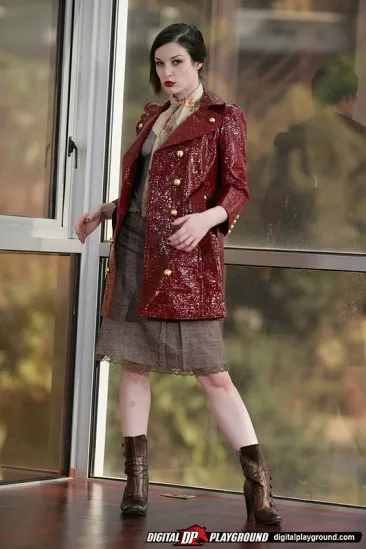 Брюнетка-извращенка с классным телом Stoya играет с твердым членом и доводит мужика до мощного оргазма