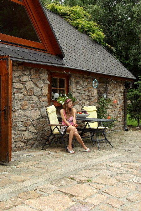 Похотливая телка Eufrat прикрепляет прищепки на бритую киску и мастурбирует вагину