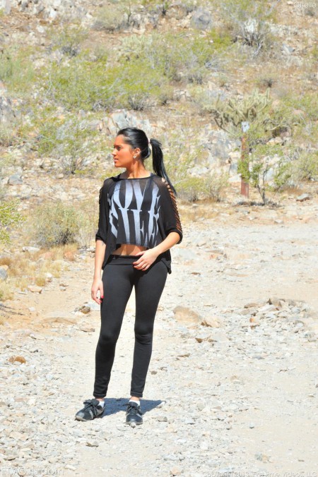 Милашка Giselle Mari раздевается и показывает киску