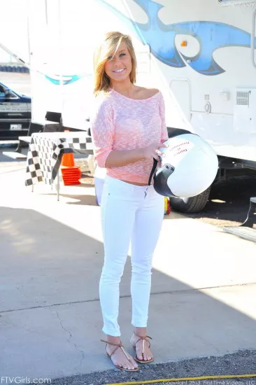 Натуральная блондинка Kennedy Leigh раздевается на парковке и показывает свою грудь в автомобиле