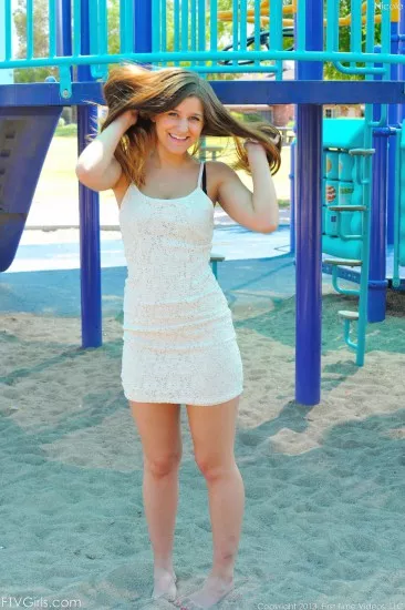 Извращенка-брюнетка Teddi Rae показывает голую грудь и киску под юбкой, на свежем воздухе