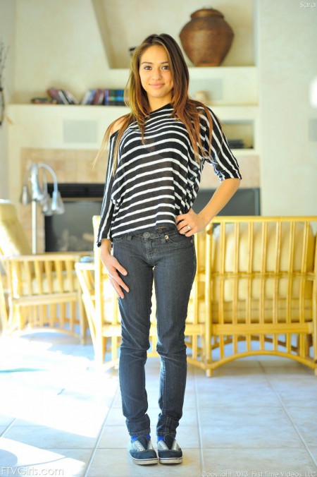 Миниатюрная латинка Sara Luvv снимает одежду и показывает сиськи