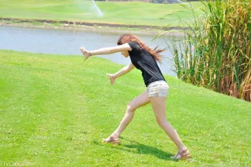 Брюнетка Trinity Rae показывает щелку и трахает себя игрушкой