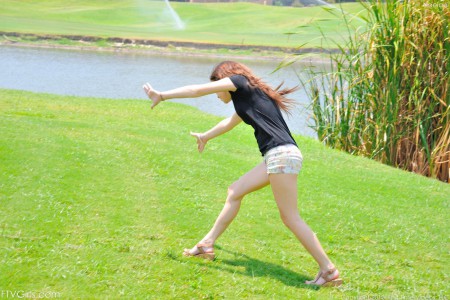 Брюнетка Trinity Rae показывает щелку и трахает себя игрушкой