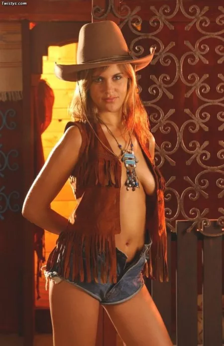 Сучка в ковбойском костюме Sigita показывает свои большие мягкие сиськи и стройную аппетитную попку