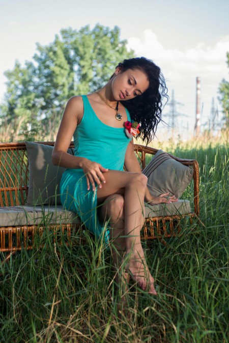 Соблазнительная девушка Aprilia B ласкает себя под открытым небом