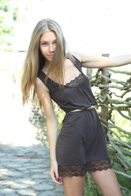 Малышка Krystal Boyd снимает одежду и ласкает себя