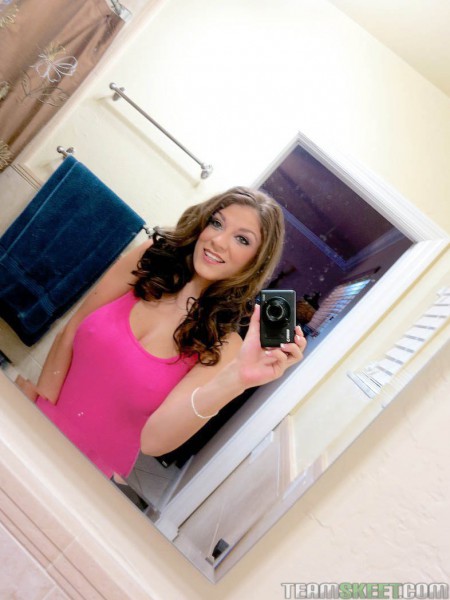 Грудастая малышка Dillion Carter облизывает член и скачет на нем