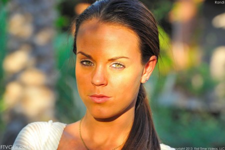 Брюнетка Rahyndee James показывает голое тело и трахает свою киску игрушками