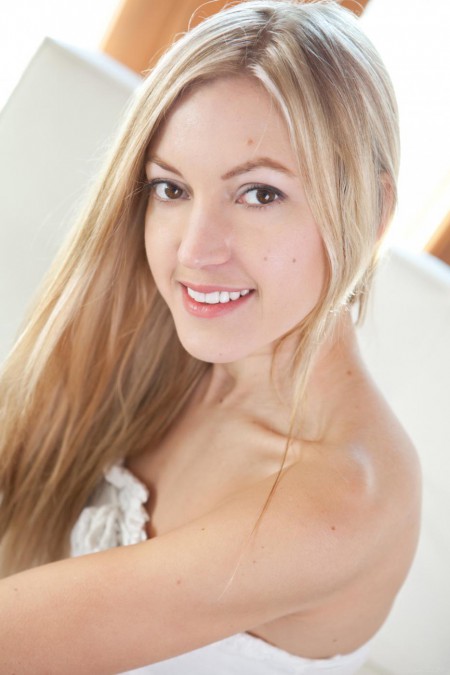 Блондинка Samantha Vasili  показывает тело и играет с бритой киской