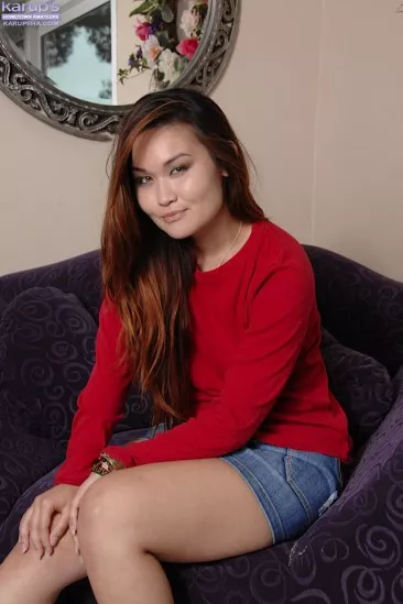 Азиатка милашка Saber Takestita хорошенько обрабатывает свою похотливую пизденку дилдо